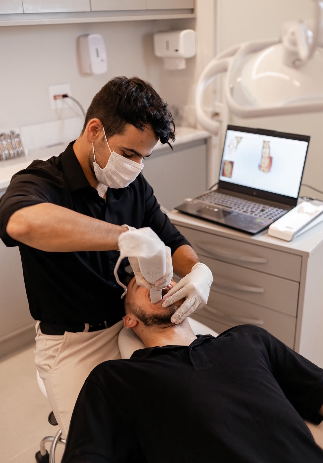 Dr. José Antônio, dentista responsável pela Clínica Sorriso Feliz